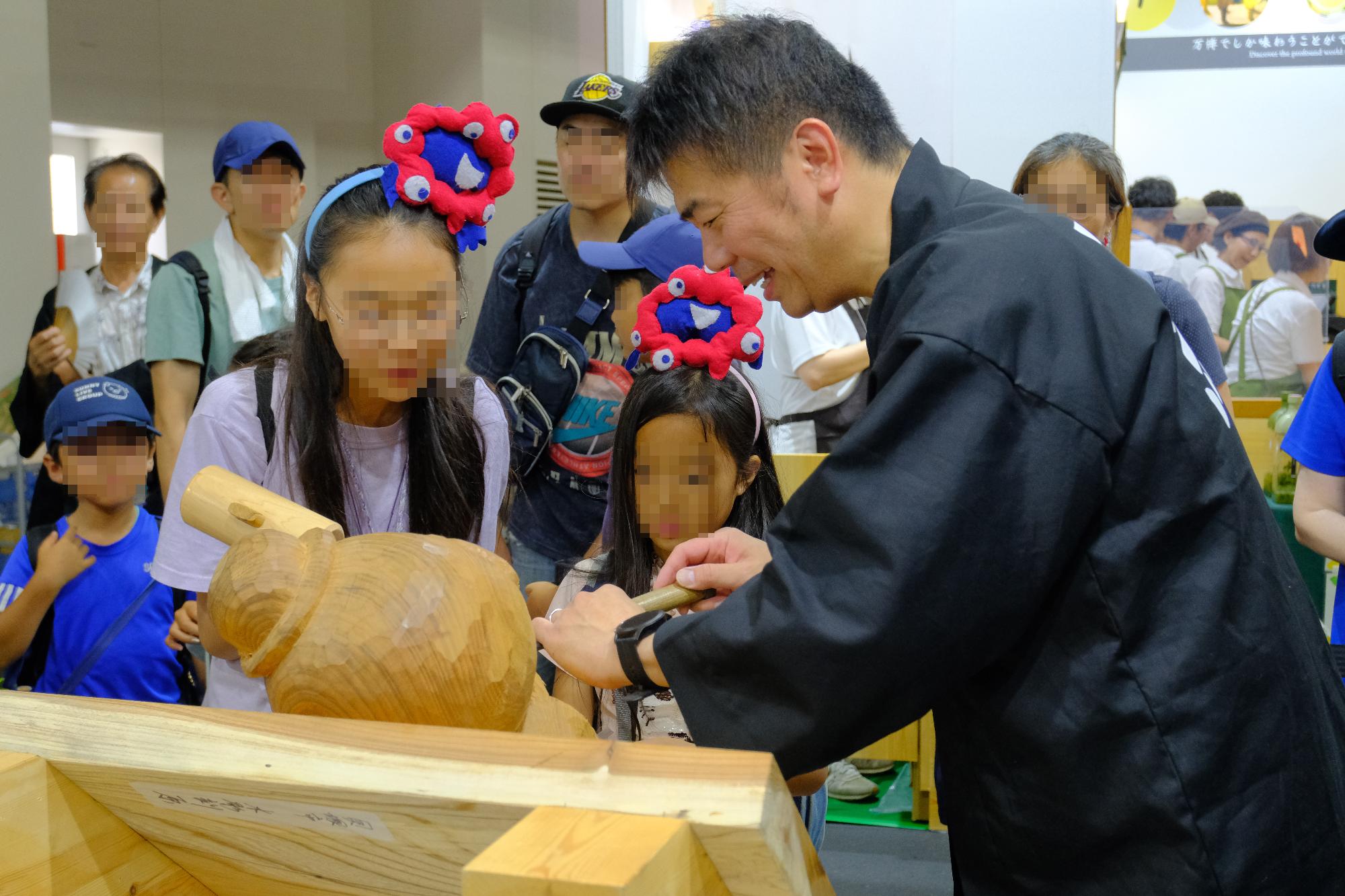職人とノミうちしている姉妹の様子