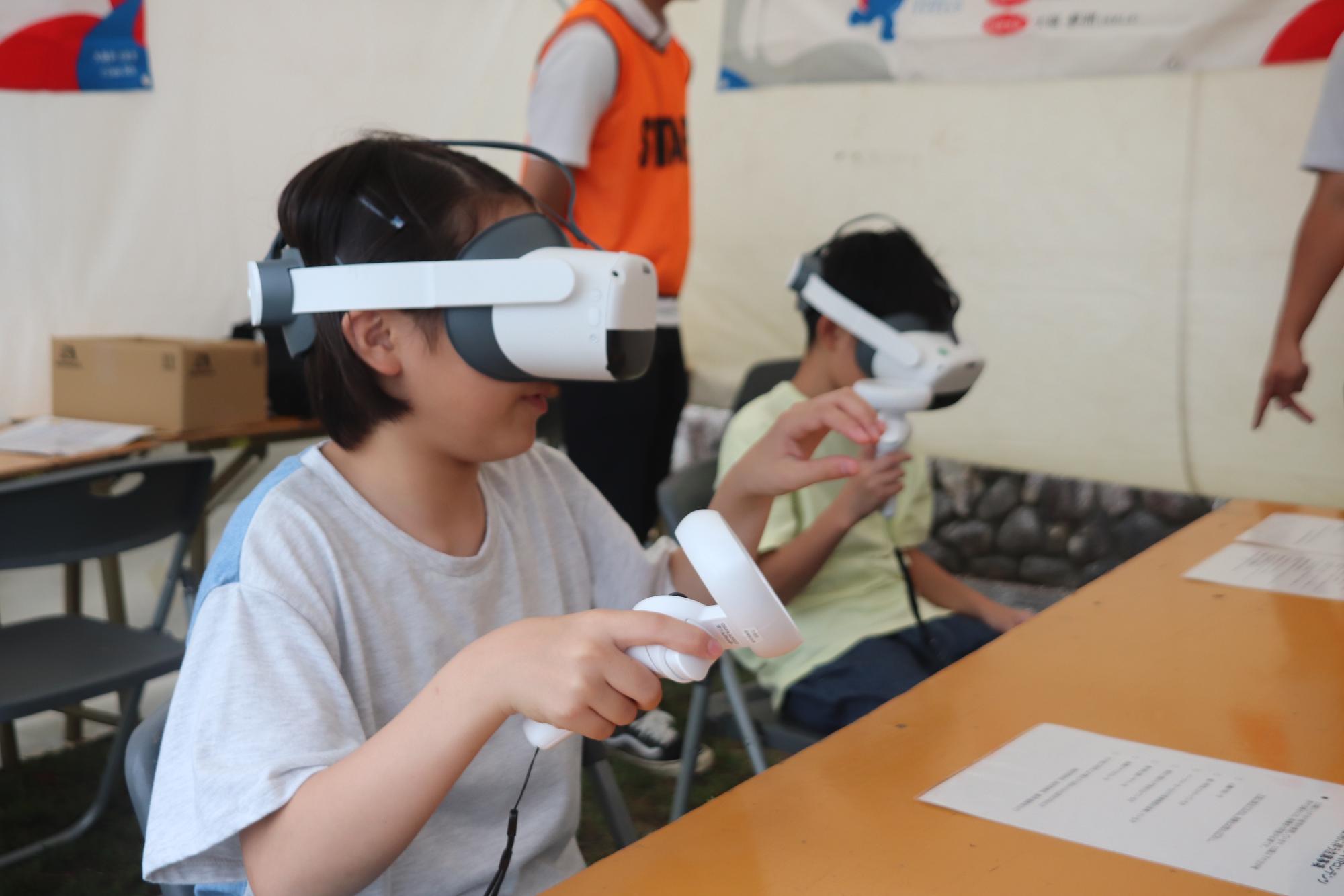 かいづか博覧会会場にて空飛ぶ車のVR体験をしている様子