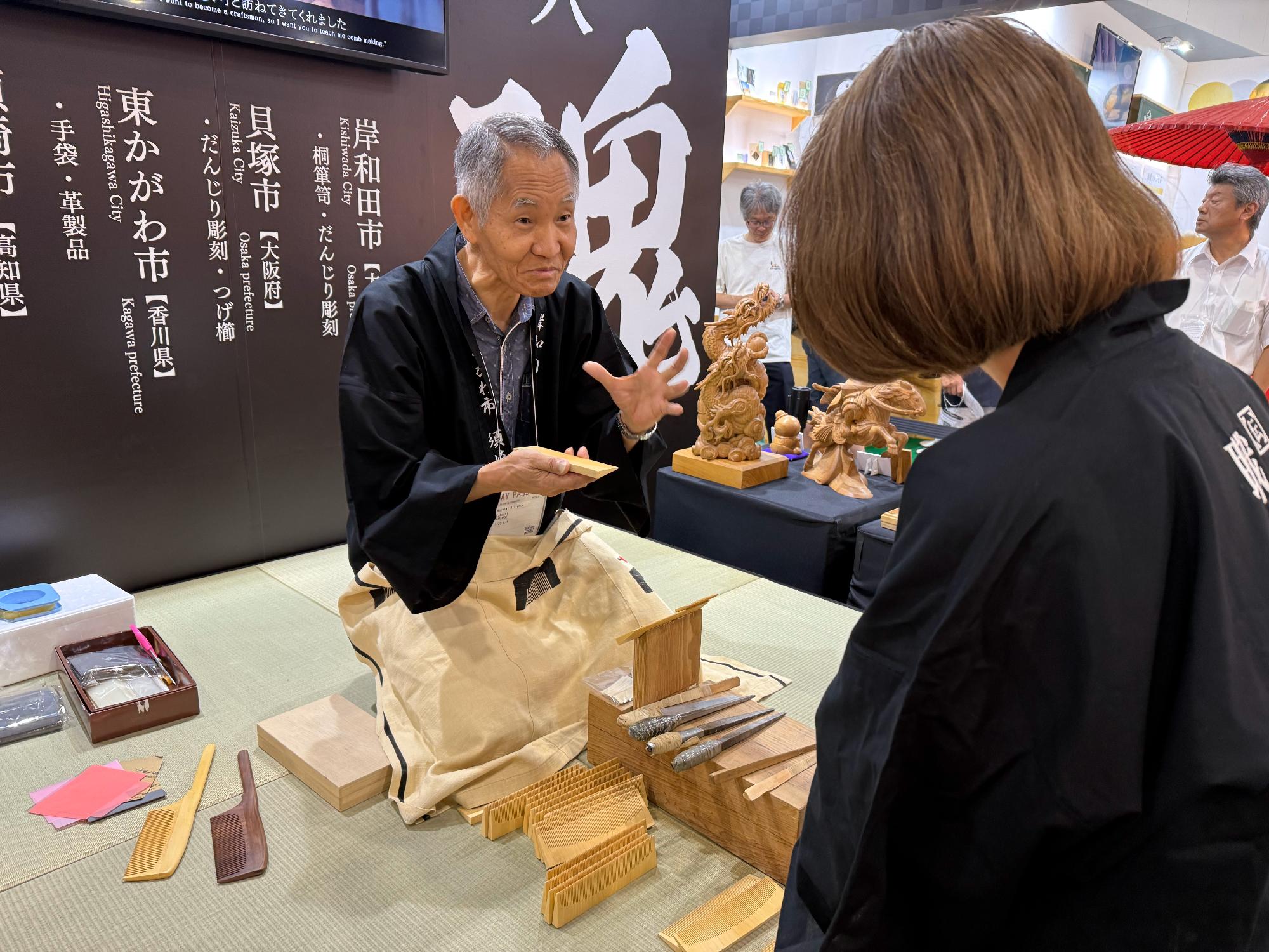 つげ櫛職人による実演の様子