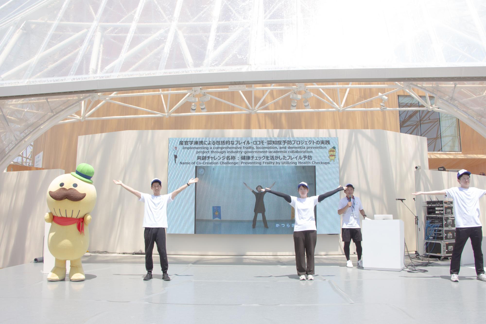 令和7年7月31日の万博会場での大阪ヘルスケアパビリオンでステージで披露している様子
