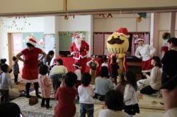 サンタクロースと子どもたちと踊るつげサンタ