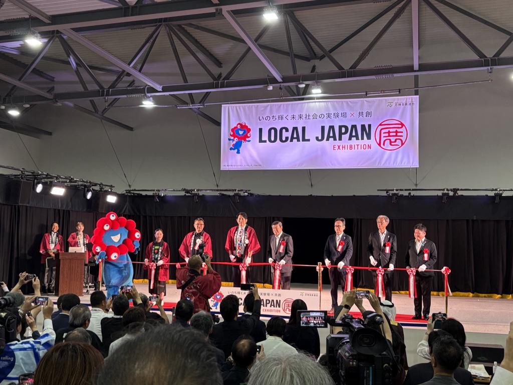 LOCALJAPAN展全体のオープニングセレモニーのテープカットの様子