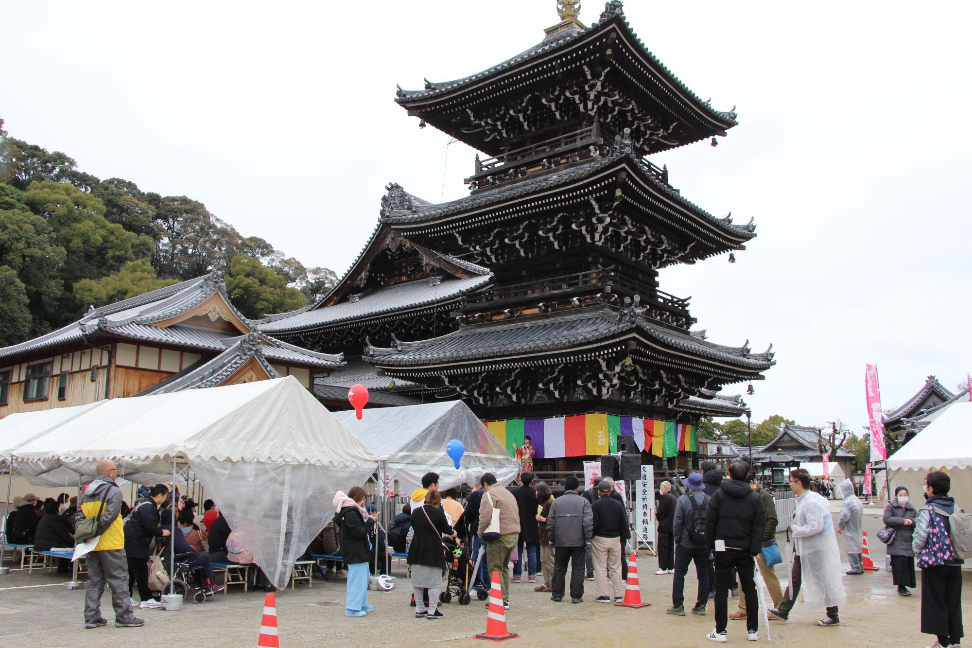 2025年春フェスタで三重塔周辺に集まる人々