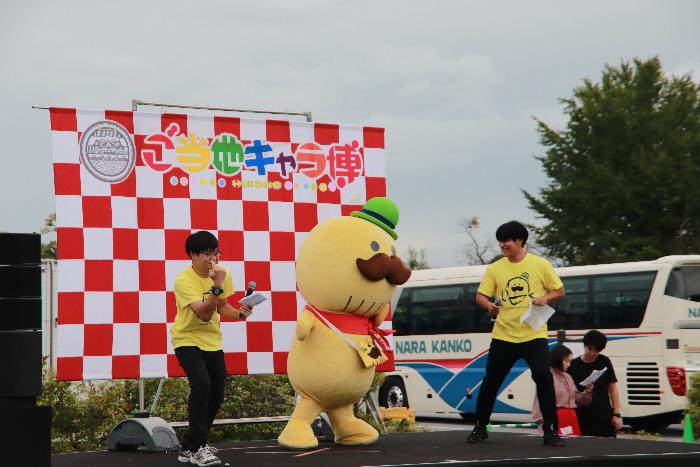 ステージでつげさんと一緒に貝塚市をPR