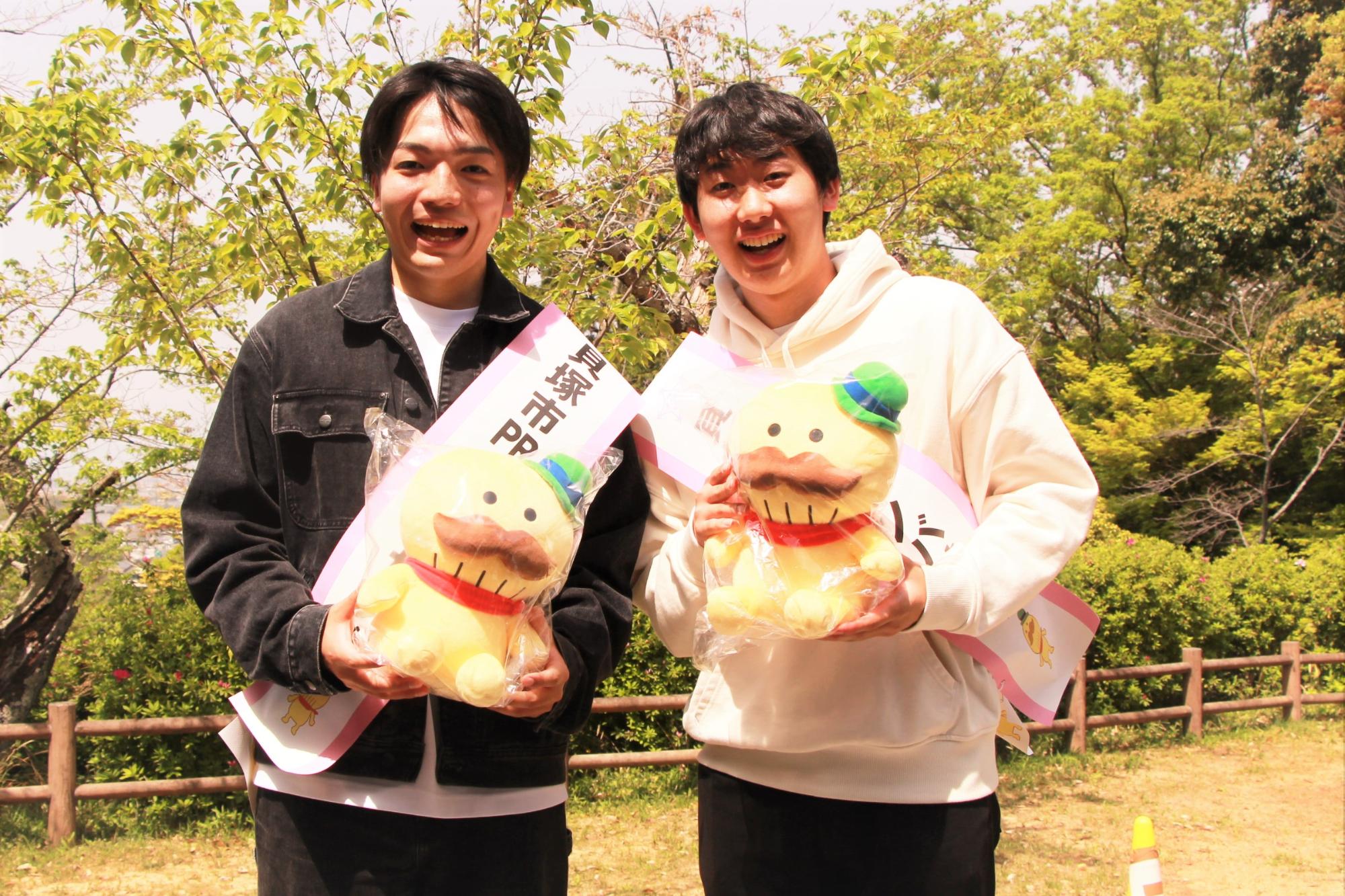 貝塚市PRアンバサダー ZAKI(ざき)さん(左)と西園寺(さいおんじ)さん(右)