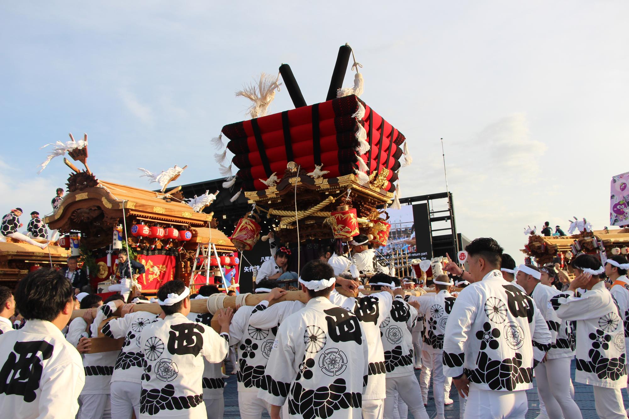 令和7年5月10日の万博会場での西町の太鼓台担ぎ上げの様子