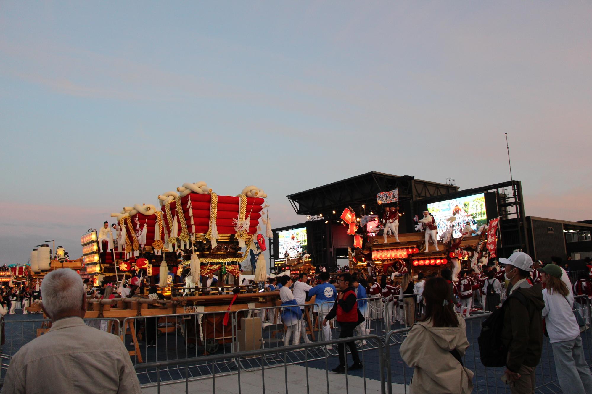 令和7年5月10日の万博会場での夜の点灯の様子