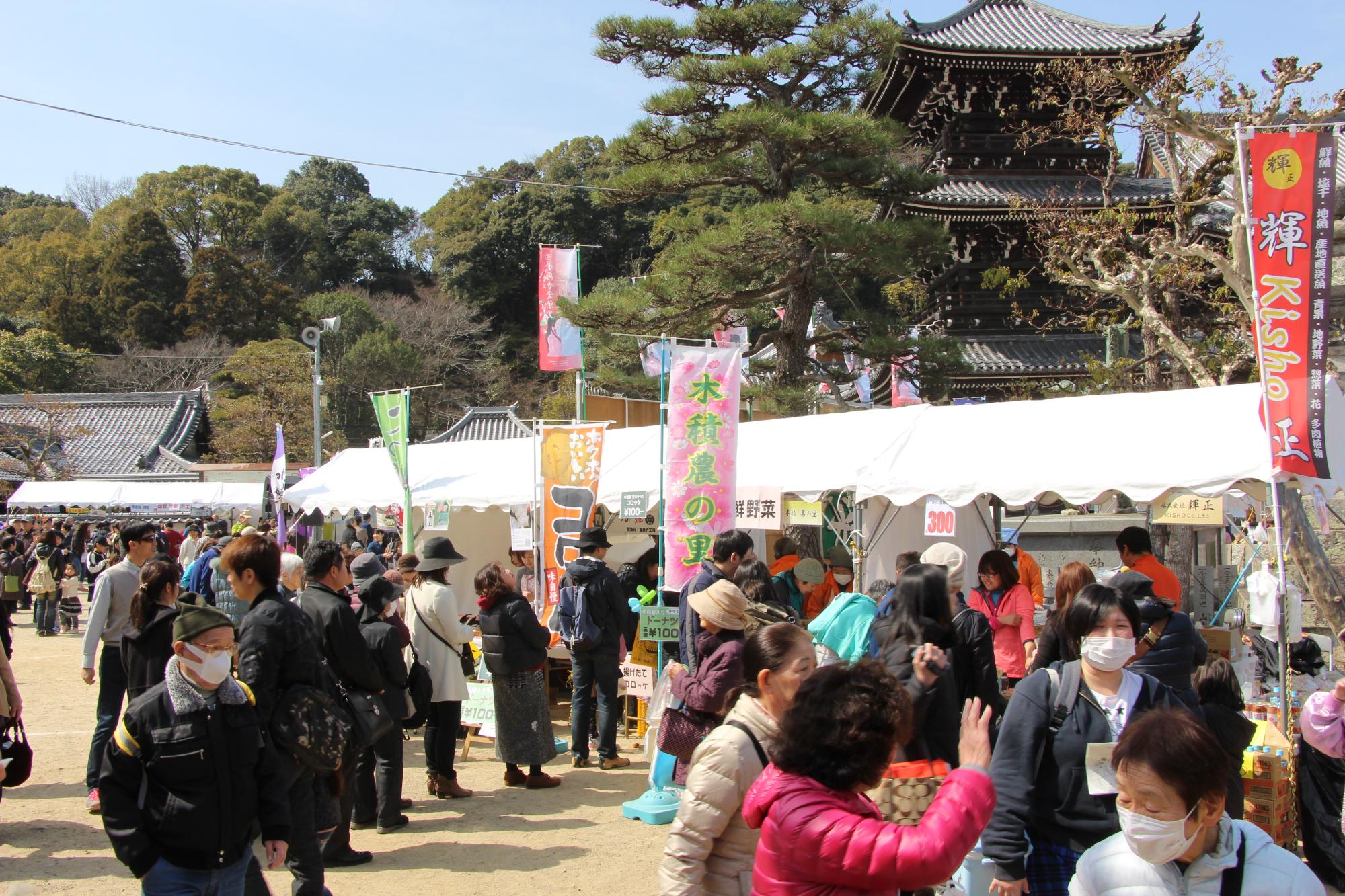 春フェスタで色々なお店のブースの写真です。
