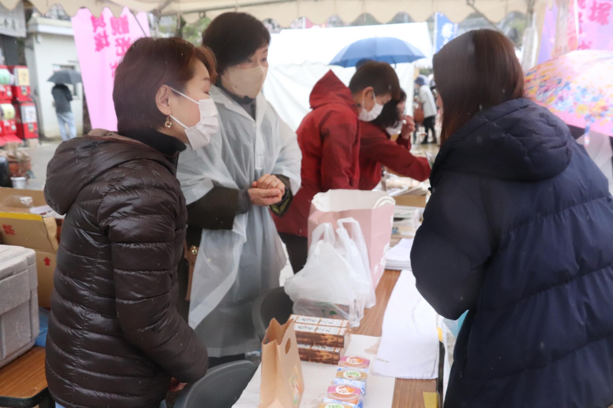 春フェスタでの出店しているお店の人の写真です。