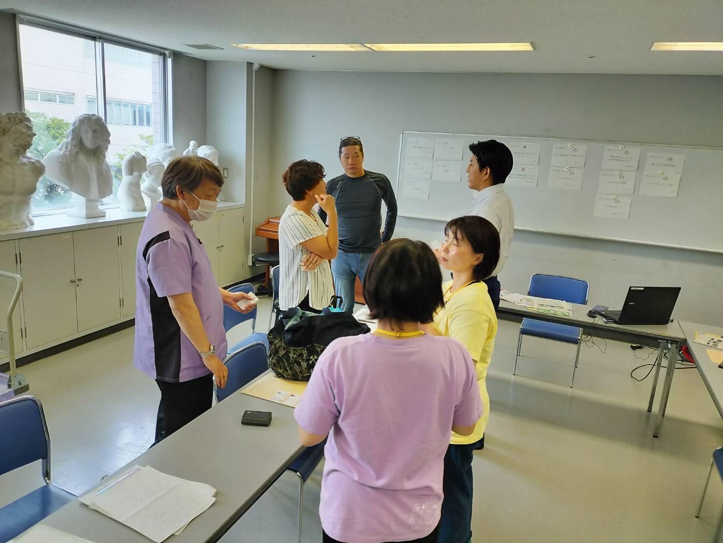 縁ジョイ会で参加者同士、名刺交換を行ったり、個別に意見交換したり、親睦を深めています。