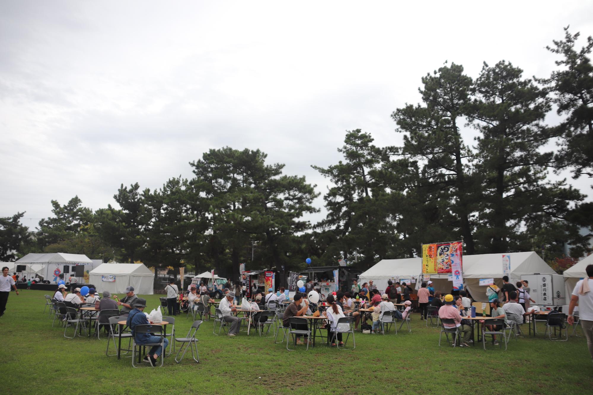 会場での出店や来場者が食事をしている様子