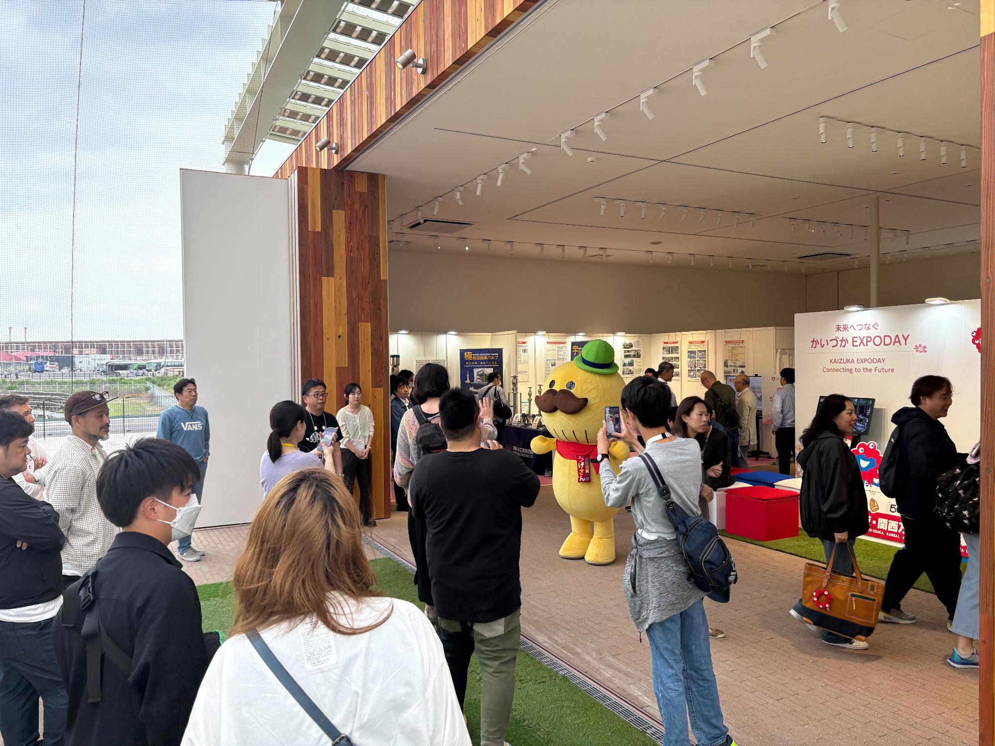 令和7年5月17日のかいづかEXPODAYで多くの来場者が訪れている様子