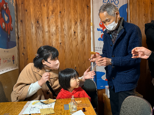 つげ櫛仕上げ体験の様子