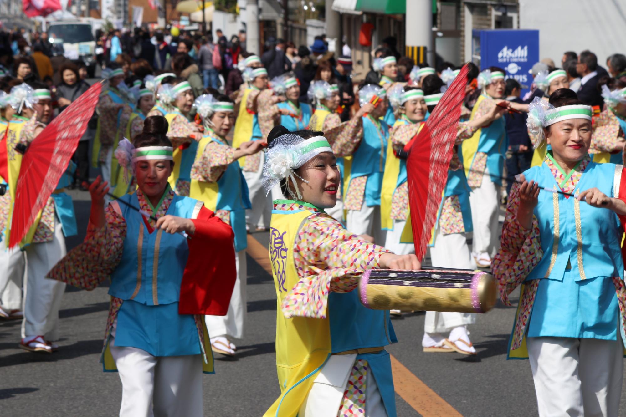 過去の春フェスタでのよさこい踊りの写真です。