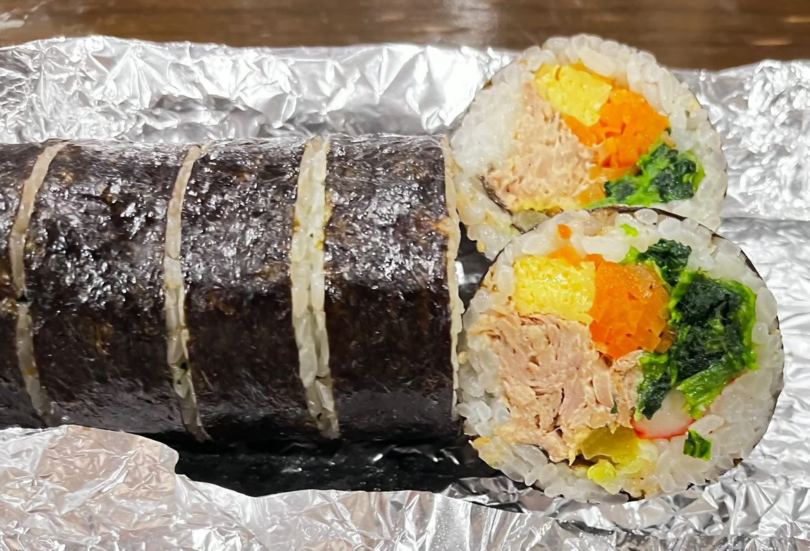 アルミホイルの上に乗せられた韓国風巻きずし「キンパ」