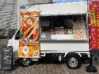 白いキッチンカーでタコライスの幕があるタコライス・タコス屋さん