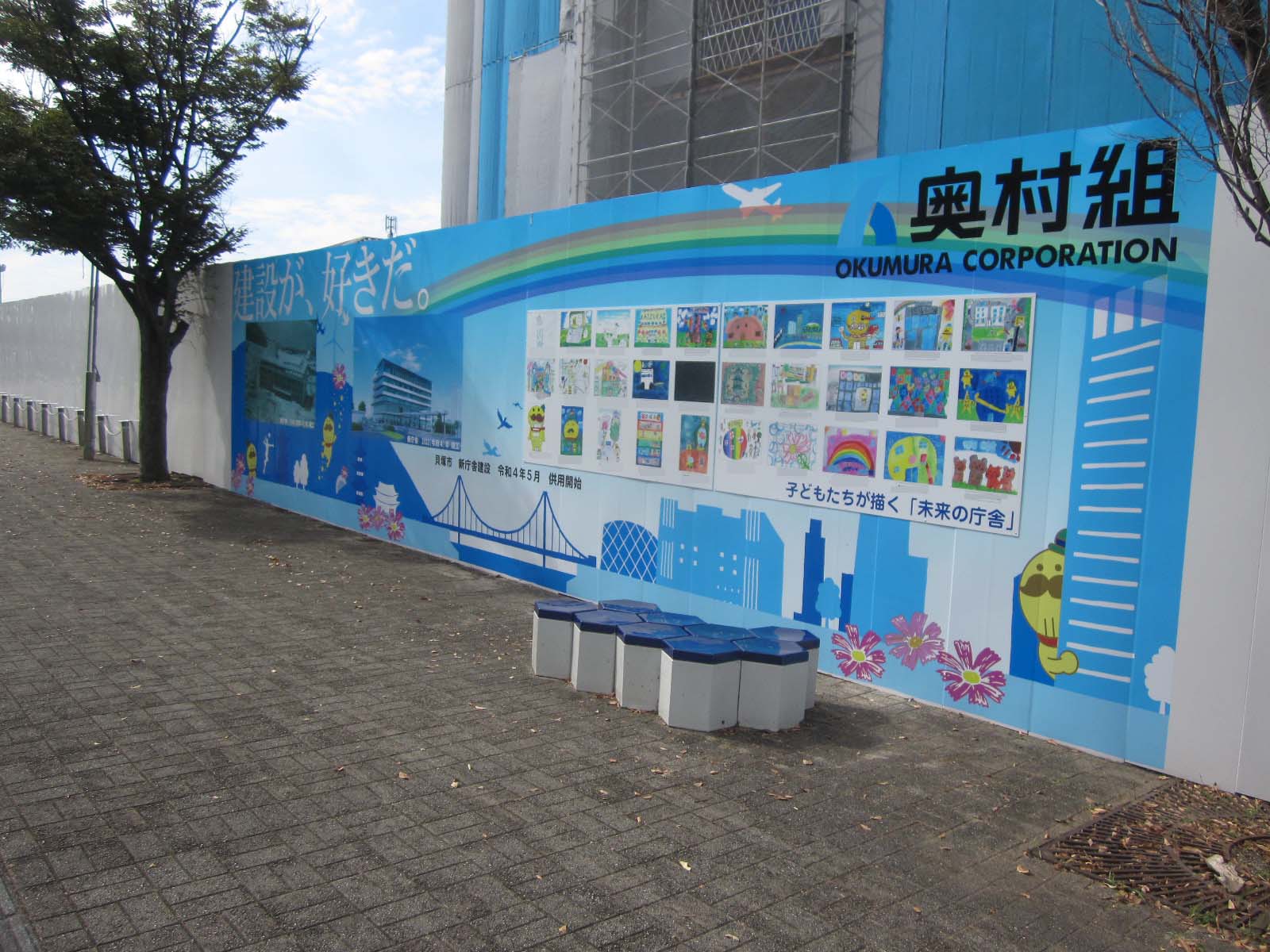 青色がベースで白いカモメが飛んでいる掲示板にたくさんのこどもたちが描いた絵が展示されている