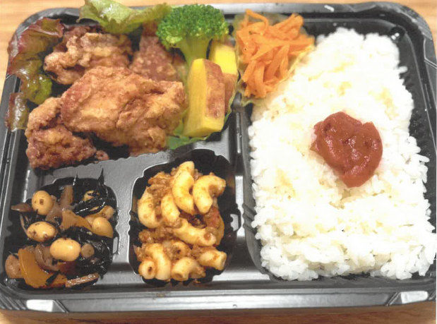 唐揚げ弁当。ほかにもひじきやマカロニの和え物が入っている。