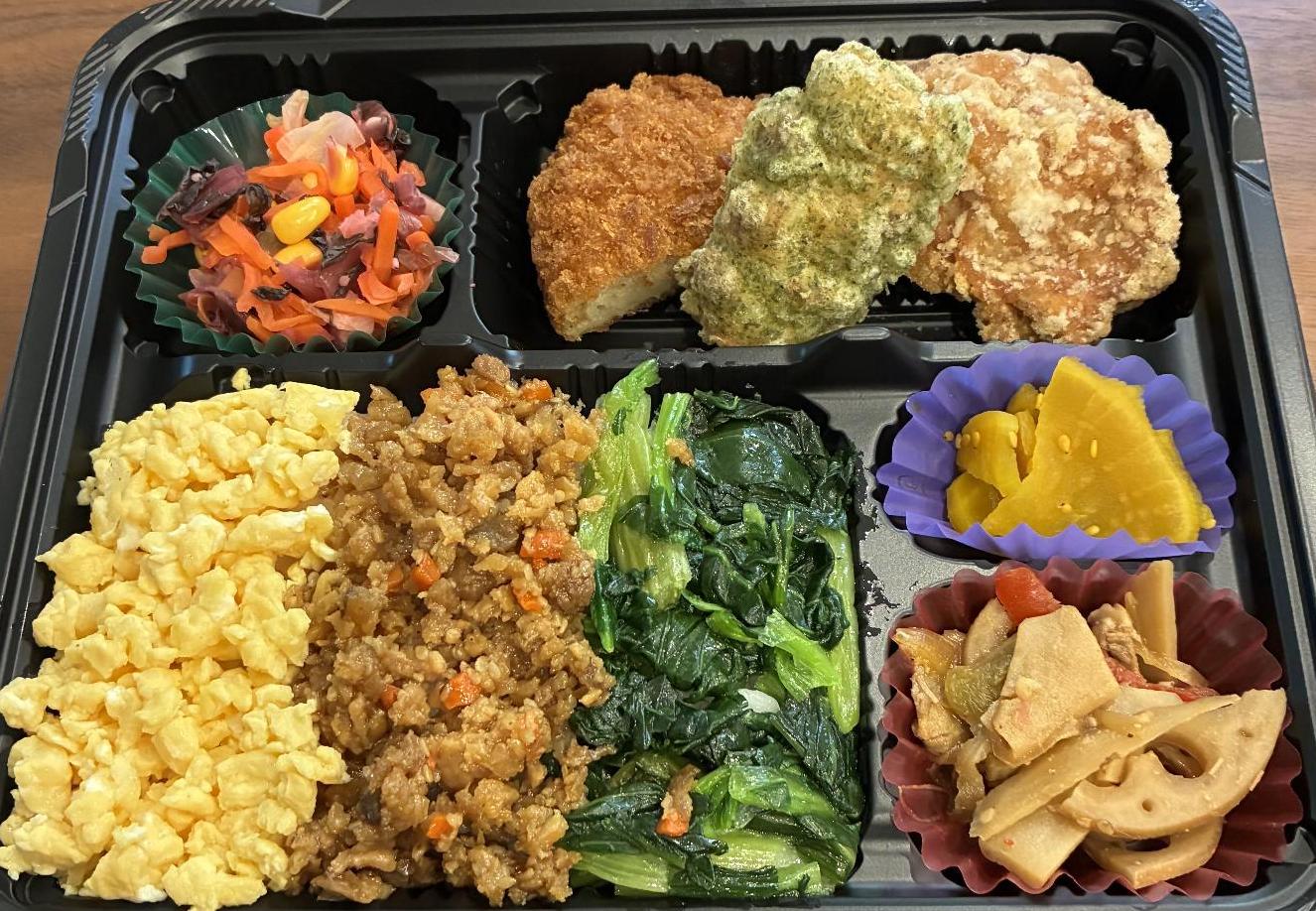 3色そぼろ弁当。そぼろ、ほうれん草、玉子が乗っている。